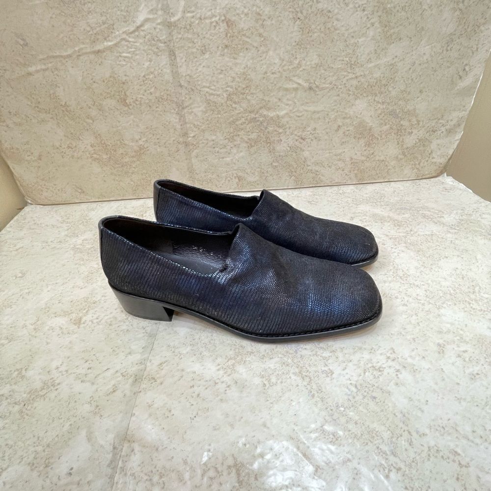NEW WITHOUT TAGS DONALD J PLINER LOAFERS IN NAVY BLUE EMBOSSED LEATHER‎
